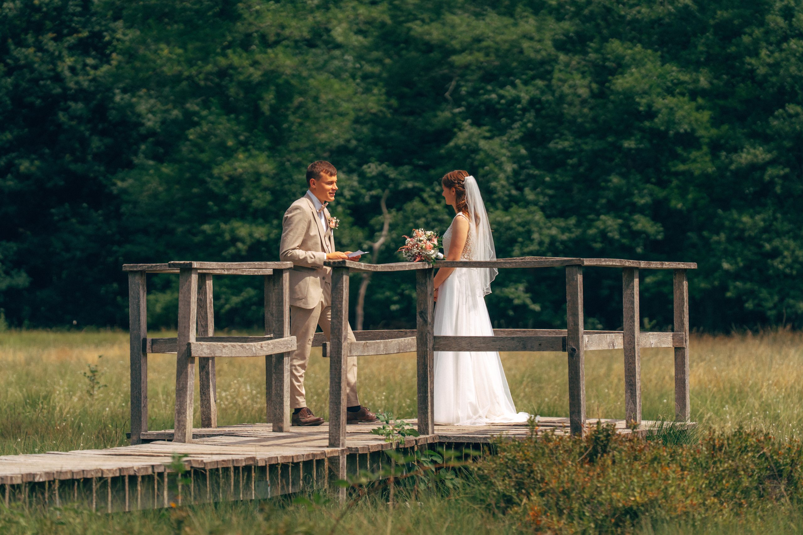 250705 Kirchliche Hochzeit – Hochzeitsreportage Kathrin und Manaël Haas Drop 01 021 RSB06983